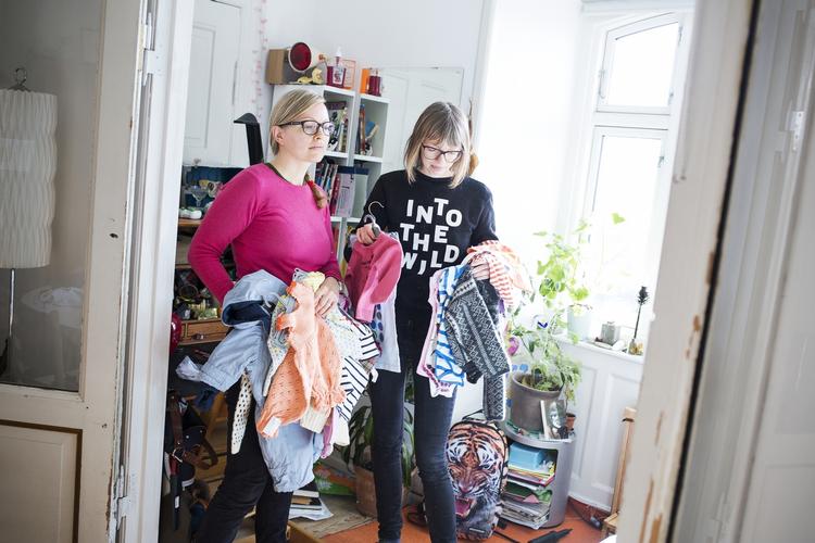 Genbrug. Anne og Sine Sørensen har som den første genbrugsbutik etableret en fix-it linje, hvor de istandsætter brugt børnetøj. 