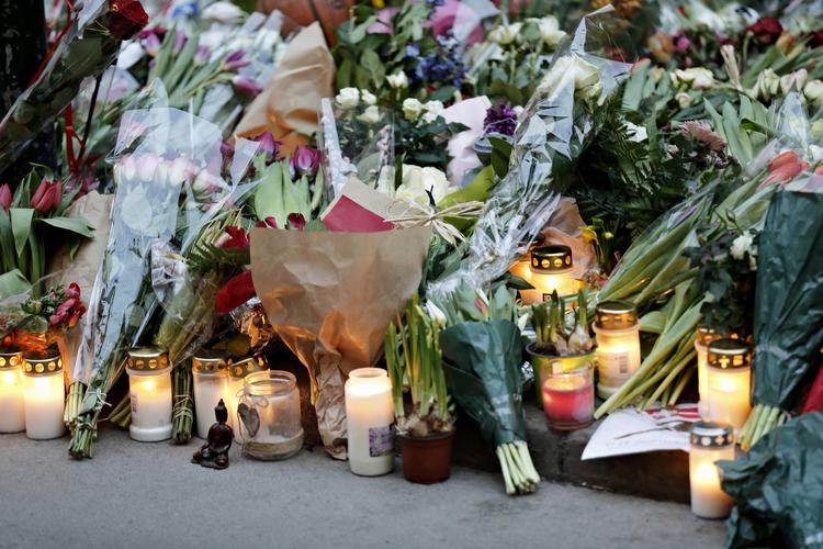terror. Der er i dag et sandt hav af blomsterbuketter og stearinlys foran den jødiske synagoge i Krystalgade i København. 