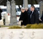 Gravstedsdiplomati. Den russiske præsident Vladimir Putin besøger i dag en kirkegård i Ungarn, hvor han er på et kontroversielt ét-dages besøg. 