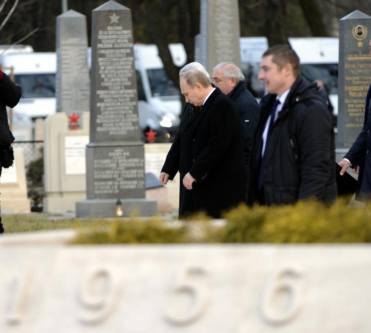 Gravstedsdiplomati. Den russiske præsident Vladimir Putin besøger i dag en kirkegård i Ungarn, hvor han er på et kontroversielt ét-dages besøg. 