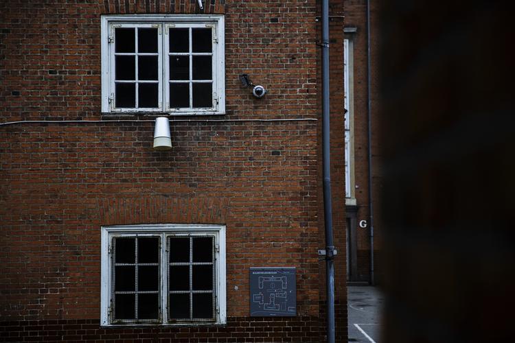 Kameraet. Det var dette kamera (til højre for vinduet) på Kildevældsskolen på Østerbro I København, der fik en serie billeder af den formodede gerningsmand til terrorangrebene i weekenden. 