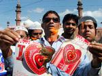 Modstand. En aktivist i Bhopal afbrænder valentinskorts for at protestere mod  Valentinsdags stigende popularitet  i Indien. 