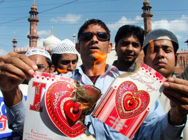 Modstand. En aktivist i Bhopal afbrænder valentinskorts for at protestere mod  Valentinsdags stigende popularitet  i Indien. 