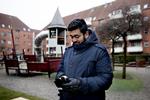 Gård2. Den 20-årige universitetsstuderende Jaward Ahmad Zahid er vokset op i de samme gårde som den formodede gerningsmand bag lørdagens terrorangreb. »Jeg kan undre mig over, hvor forskelligt det kan gå to unge mænd fra samme kvarter«, siger han. 