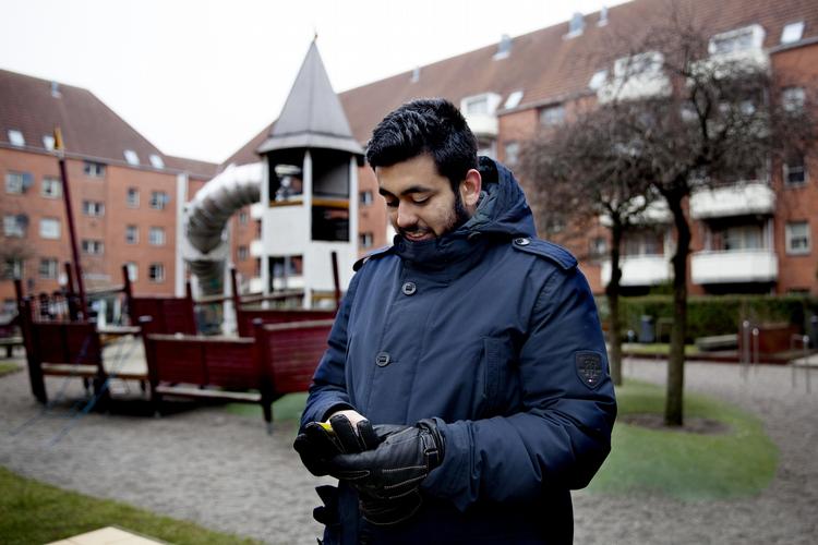 Gård2. Den 20-årige universitetsstuderende Jaward Ahmad Zahid er vokset op i de samme gårde som den formodede gerningsmand bag lørdagens terrorangreb. »Jeg kan undre mig over, hvor forskelligt det kan gå to unge mænd fra samme kvarter«, siger han. 