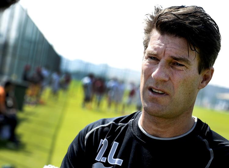 landstræner. Michael Laudrup bekærfter, at Japan ønsker ham som landstræner. 