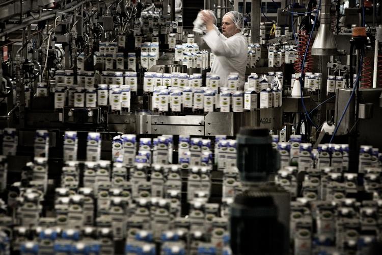 mælkekamp. Der bliver produceret rigtig meget mælk i hele verden, og det rammer den  danske mejerigigant Arla. 
