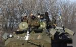 Ukraine. Ukrainske soldater sidder på en kampvogn på vej til Debaltseve, hvor kampe truer den kun få dage gamle våbenhvile. . 