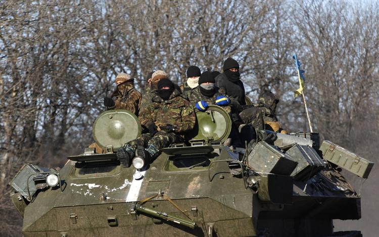 Ukraine. Ukrainske soldater sidder på en kampvogn på vej til Debaltseve, hvor kampe truer den kun få dage gamle våbenhvile. . 