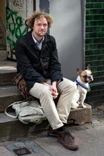 Hund. Dette er ikke Laban. Men frisørens hund, oplyser Lars Frost. Som er født 1973 og uddannet fra Forfatterskolen. Han har skrevet digte, noveller og adskillige romaner. 