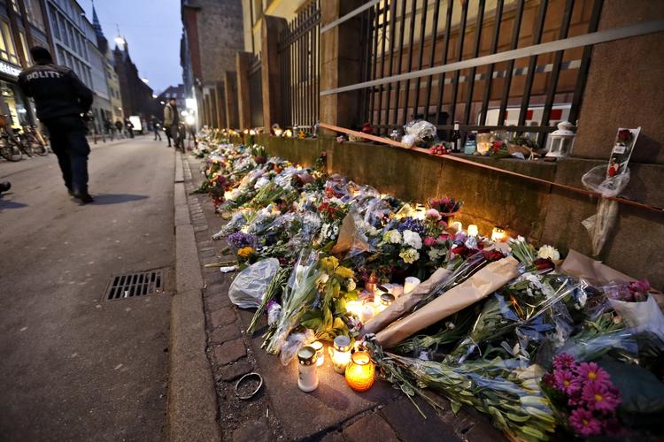mindet. Dan Uzan blevet det første dødsoffer, da han sammen med politiet forsvarede synagogen, hvor en jødisk pige blev konfirmeret, skriver Rasmus Jarlov. 