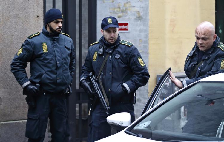 Materiale. Politiforbundets københavnerafdeling har kritiseret det materiale, politbetjentene i weekenden var nødt til at benytte i forbindelse med skyderierne i København. Blandt andet var antallet af skudsikre veste i rigtige størrelser lavere end politibetjente, lød kritikken. Men det passer slet ikke, mener manden, der havde ansvaret for beredskabet i weekenden. 