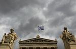 Grækenland. Marmorstatuer af Sokrates til højre og Platon til venstre foran Platons Akademi. 