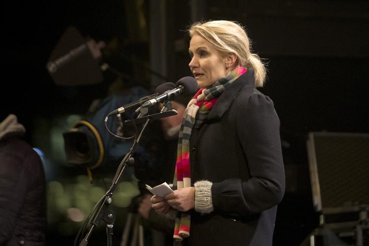 Tale. Helle Thorning-Schmidt fik mange spontane klapsalver, da hun talte ved mindehøjtideligheden på Østerbro mandag aften. 