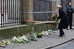 Blomster. Statsminister Helle Thorning-Schmidt lagde forleden blomster foran  Synagogen, hvor en mand blev skudt. 