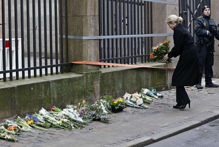 Blomster. Statsminister Helle Thorning-Schmidt lagde forleden blomster foran  Synagogen, hvor en mand blev skudt. 