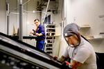storskærm. En stor del af de projektionsskærme, der benyttes til for eksempel store sportsevents, er produceret hos dnp Denmark i Karlslunde. Virksomheden er markedsleder på området og leverer også skærme til kontrolrum og tv-studier - eller skræddersyet til hjemmebiografen, hvis man har plads og penge nok. 