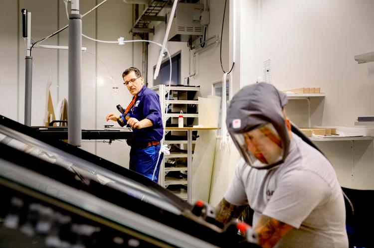 storskærm. En stor del af de projektionsskærme, der benyttes til for eksempel store sportsevents, er produceret hos dnp Denmark i Karlslunde. Virksomheden er markedsleder på området og leverer også skærme til kontrolrum og tv-studier - eller skræddersyet til hjemmebiografen, hvis man har plads og penge nok. 