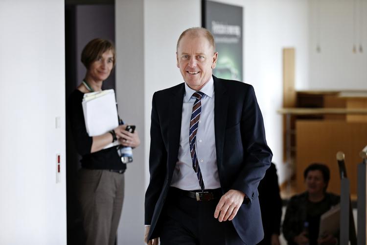 farvel. Jørgen Buhl Rasmussen havde overskuddet ude på jakkesættet, da han onsdag formiddag holdt pressemøde om sit farvel som Carlsberg-direktør. 