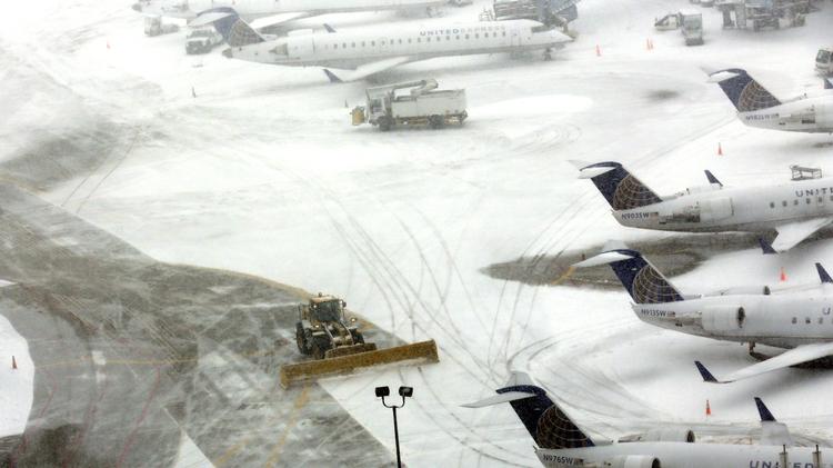 Stilstand. Et tæppe af sne har lagt sig over Chicagos O'Hare International Airport. Billedet er taget ved en tidligere lejlighed (1. februar) med drilsk vejr. 