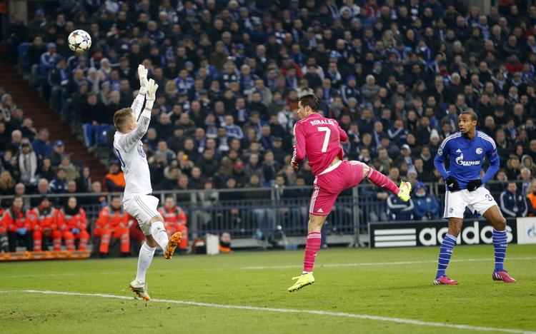 0-1. På et indlæg fra Carvajal bringer Cristiano Ronaldo Real Madrid foran mod Schalke 04. 