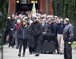 Sorg. Den 37-årige Dan Uzan blev natten til søndag dræbt foran synagogen i Krystalgade i København, hvor han stod vagt, mens 80 mennesker fejrede en konfirmation bag synagogens mure. I dag var hundredevis af mennesker samlet ved jødiske kirkegård Mosaisk Vestre Begravelsesplads i Københavns sydhavn for at begrave Dan Uzan. 