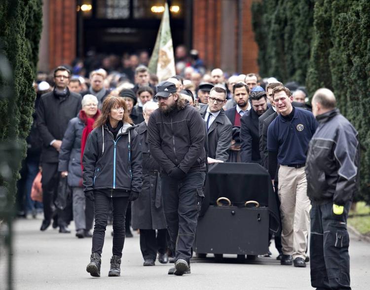 Sorg. Den 37-årige Dan Uzan blev natten til søndag dræbt foran synagogen i Krystalgade i København, hvor han stod vagt, mens 80 mennesker fejrede en konfirmation bag synagogens mure. I dag var hundredevis af mennesker samlet ved jødiske kirkegård Mosaisk Vestre Begravelsesplads i Københavns sydhavn for at begrave Dan Uzan. 