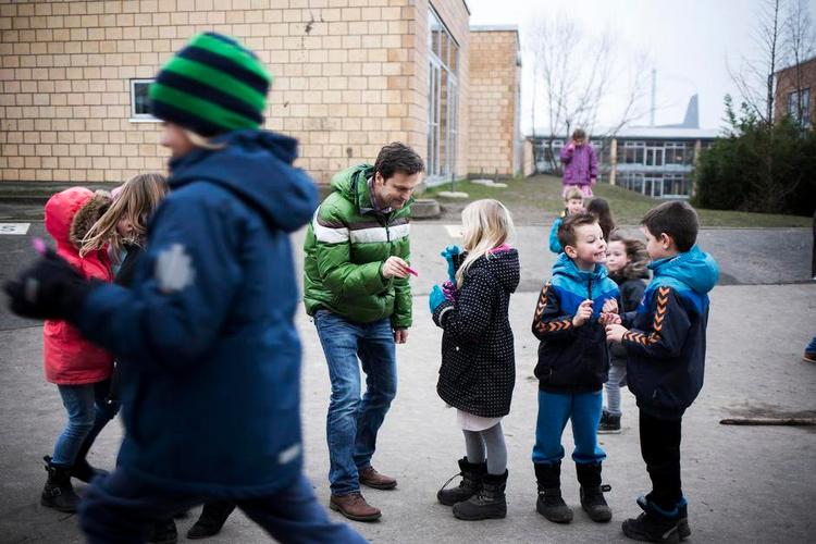 reform. Efter loukouten af lærerne vedtog Folketinget lærernes arbejdstidsregler ved lov i foråret 2013. Kort efter blev skolereformen vedtaget. En af ideerne i reformen var flytte undervisning udendørs som her, hvor lærer og tillidsrepræsentant Anders Ohlsen underviser i matematik på Trekroner Skole i Roskilde. Arkivfoto: Anders Rye Skjold Jensen. 