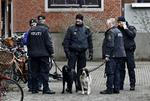 Terror. Politiet har været meget synligt i Københavns gadebillede siden terrorhandlingerne i weekenden. Her Vognmandsmarken på Østerbro. 