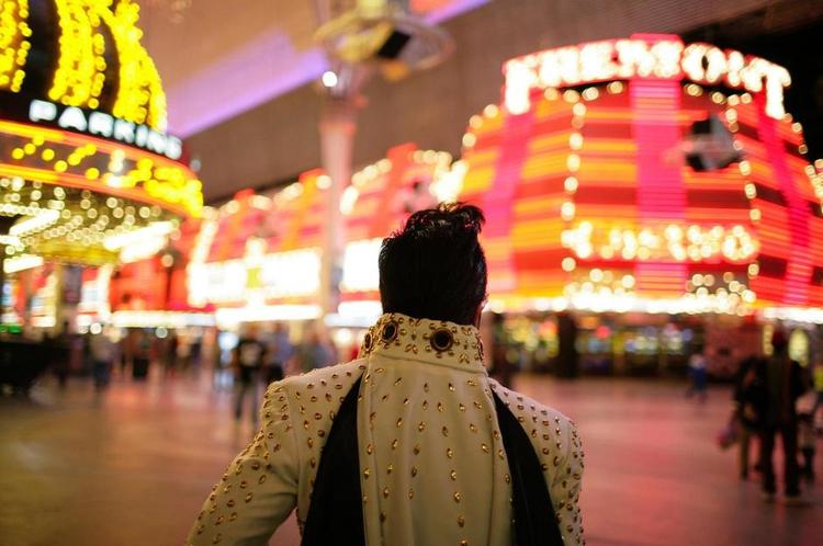 Falsk. En Elvis-’impersonator’ på Fremont Street i downtown Las Vegas. Han får ikke lov til at optræde på det nye Elvis-center i byen. 