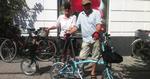Cykelglade. Tammi Øst har næste lørdag premiere på forestilligen ’Mågens’, men her er hun og ægtemanden Jens Jørn Spottag med deres nyindkøbte Brompton-cykler sidste år i Nordtyskland. Privatfoto 