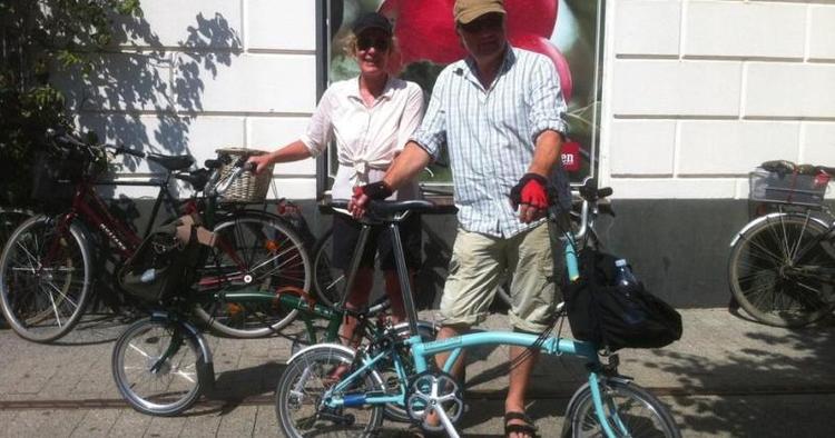 Cykelglade. Tammi Øst har næste lørdag premiere på forestilligen ’Mågens’, men her er hun og ægtemanden Jens Jørn Spottag med deres nyindkøbte Brompton-cykler sidste år i Nordtyskland. Privatfoto 