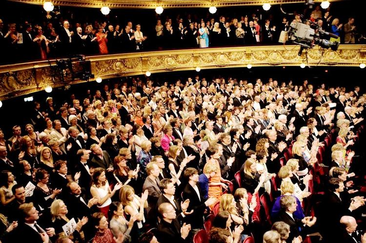 Klapklapkplakplalalapkalapplakkalpklakpklakalapalakaklap-klap-klap-klap. Klap-klap-klap-klap-klap-klap. Et stort bifald finder ofte en taktfast rytme, efter at folk har klappet på må og få i et stykke tid. Den mekanisme er et udtryk for en række særlige og komplicerede funktioner i den menneskelige hjerne, forklarer professor, hjerneforsker og bassist Peter Vuust. 