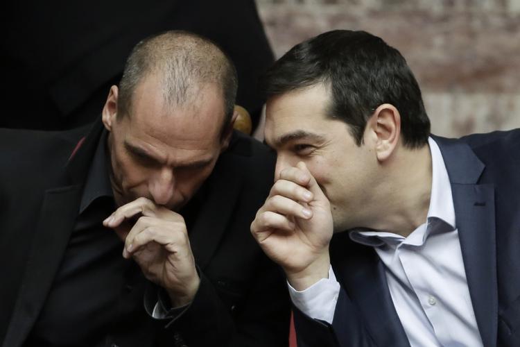håbefulde. Grækenlands regeringschef, Alexis Tsipras (th.), og hans finansminister, Yanis Varoufakis, håber at kunne indgå en aftale med EU-landene, som er mere lempelig for grækerne end den nuværende. 