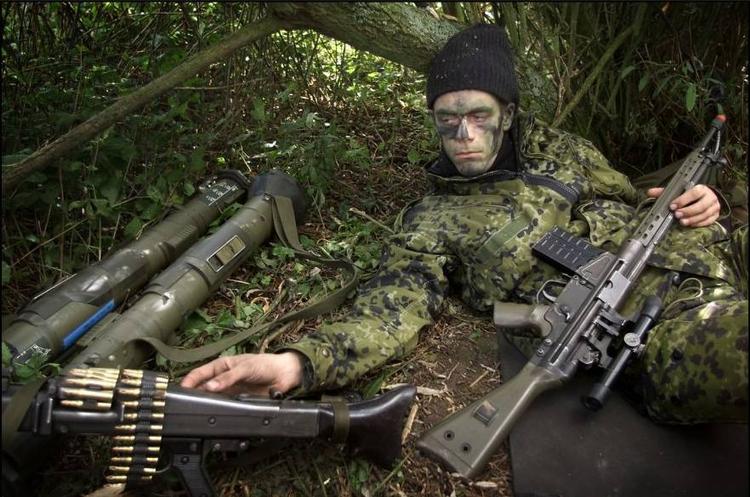Forsvar. I 2001 stillede rød blok forslag om, at Hjemmeværnets frivilliges ikke længere skulle opbevare deres våben derhjemme. Dengang blev det skudt ned, men i lyset af terrorangrebet denne weekend, vil Hjemmeværnet nu undersøge muligheder for alternativ opbevaring. (Arkivfoto) 
