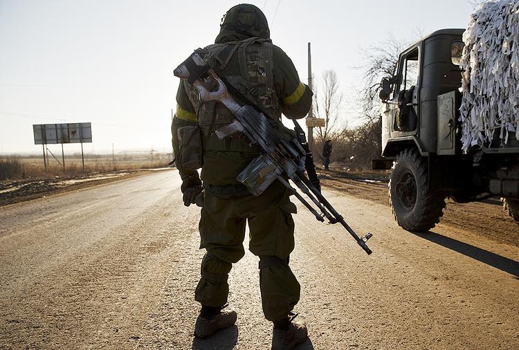 Tilbagetrækning. Ukrainske styrker er p vej væk fra Debaltseve. Men præsidenten tør ikke håbe på fred, medmindre det internationale samfund bakker op med fredsbevarende styrker. 