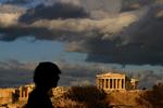 Historisk. En turist går ved Parthenon-templet i baggrunden, der blev bygget midt i byens storhedstid. I dag står det som et af de mest  berømte bygninger fra den klassiske oldtid. 
