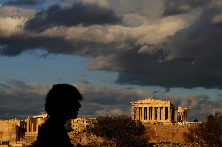Historisk. En turist går ved Parthenon-templet i baggrunden, der blev bygget midt i byens storhedstid. I dag står det som et af de mest  berømte bygninger fra den klassiske oldtid. 
