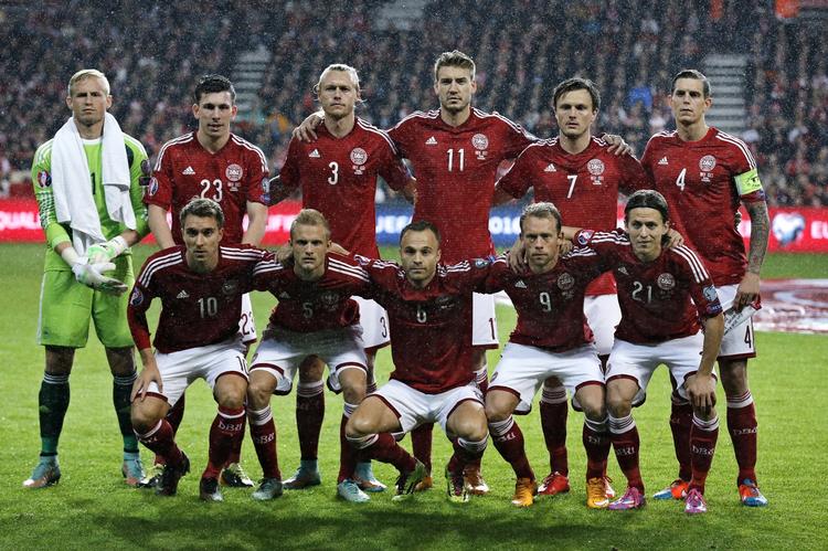 TRUET. Det kræver en underskrift,  hvis Kasper Schmeichel, Pierre-Emile Højbjerg, Simon Kjær, Nicklas Bendtner, William Kvist, Daniel Agger, Christian Eriksen, Nicolai Boilesen, Lars Jacobsen, Michael Krohn-Dehli og Lasse Vibe også skal med på det næste holdbillede. 