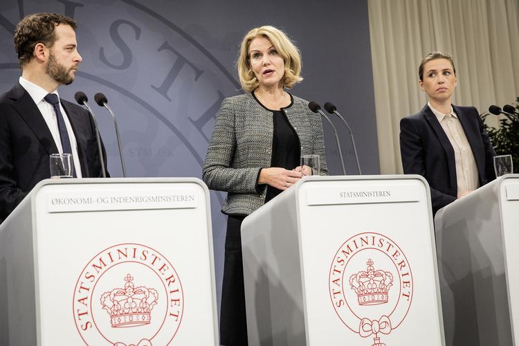 PRESSEMØDE Statsminister Helle Thorning-Schmidt flankeret af fire ministre fremlagde regeringens anti-terrorplan. 