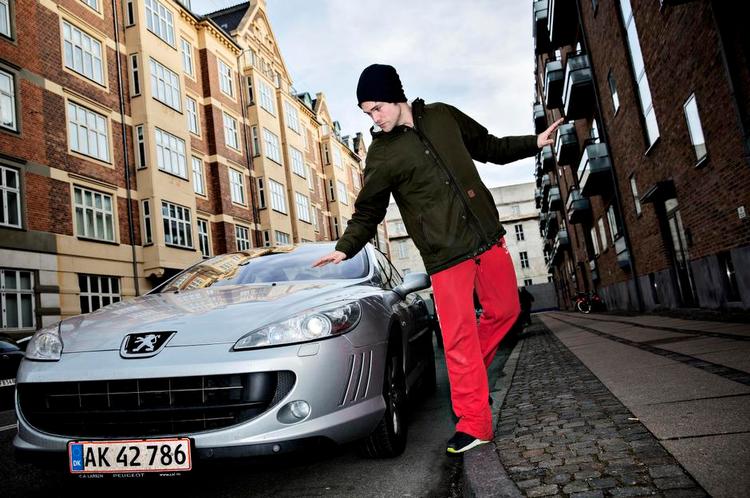 IMPULSIV. Silas Holst er om nogen en spontan forbruger. Han skulle købe fire stole, men kom hjem med en reol. købte hus uden at spørge byggesagkyndig og byttede engang på tur sin bil til en anden, fordi det ville være rart med automatgear. 