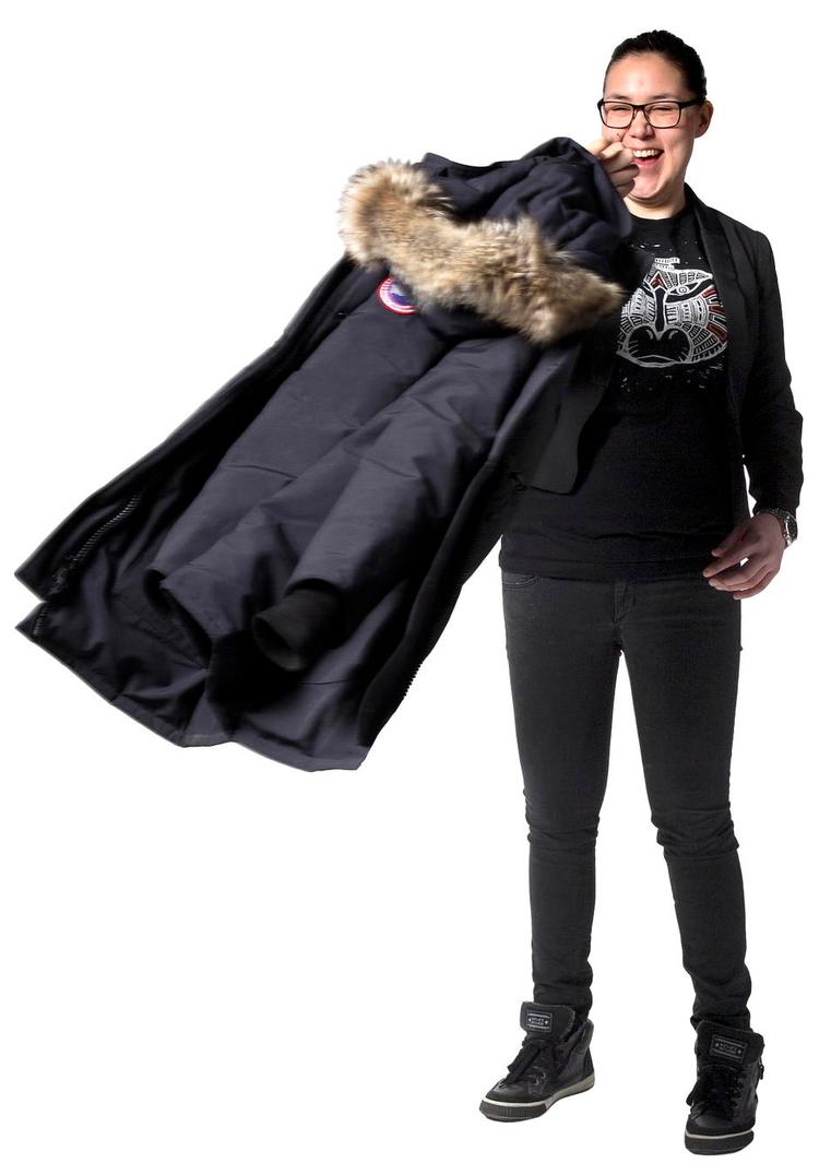 tabuer. Niviaq Korneliussen havde forventet både de positive og negative reaktioner, der fulgte med udgivelsen, men noget undrer hende ved den grønlandske modtagelse. I Grønland er det ikke blevet nævnt, at 'HOMO Sapienne' også handler om homoseksualitet. 