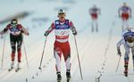mester. Margit Bjørgen stryger over målstregen foran svenskeren Stina Nilsson og vinder dermed sit 13. VM-guld. 