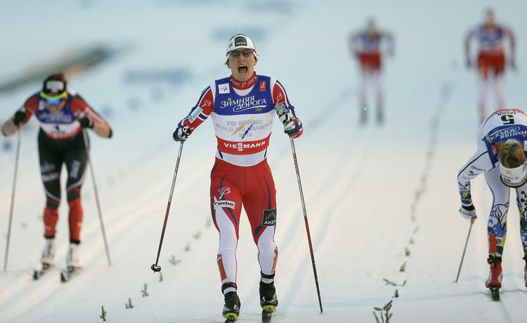 mester. Margit Bjørgen stryger over målstregen foran svenskeren Stina Nilsson og vinder dermed sit 13. VM-guld. 