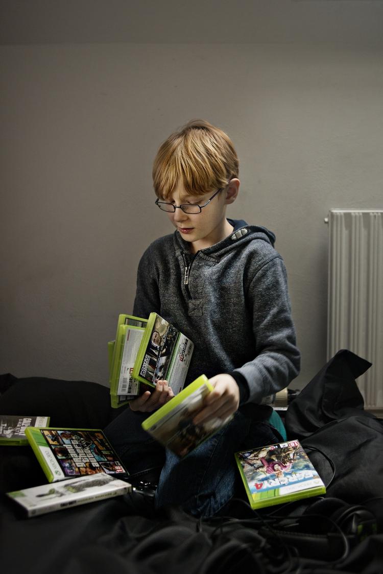 voldeligt? Små ikoner på spilæskerne fortæller, om det f.eks. er vold, stødende sprog, nøgenhed eller diskriminerende scener, der ligger til grund for aldersanbefalingen. 