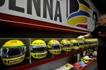 ikon. Gennem hele sin karriere kørte Ayrton Senna med en gul og grøn hjelm. I dag skifter kørerne design på deres hjelme som vi andre skifter underbukser, men det skal nu stoppes. 