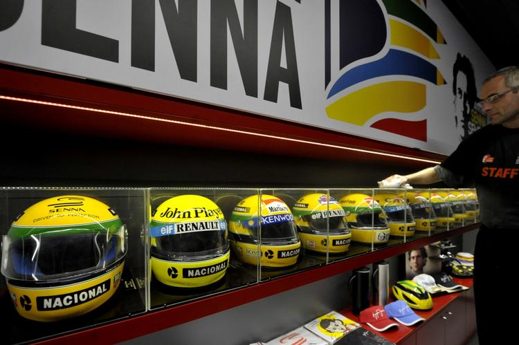 ikon. Gennem hele sin karriere kørte Ayrton Senna med en gul og grøn hjelm. I dag skifter kørerne design på deres hjelme som vi andre skifter underbukser, men det skal nu stoppes. 