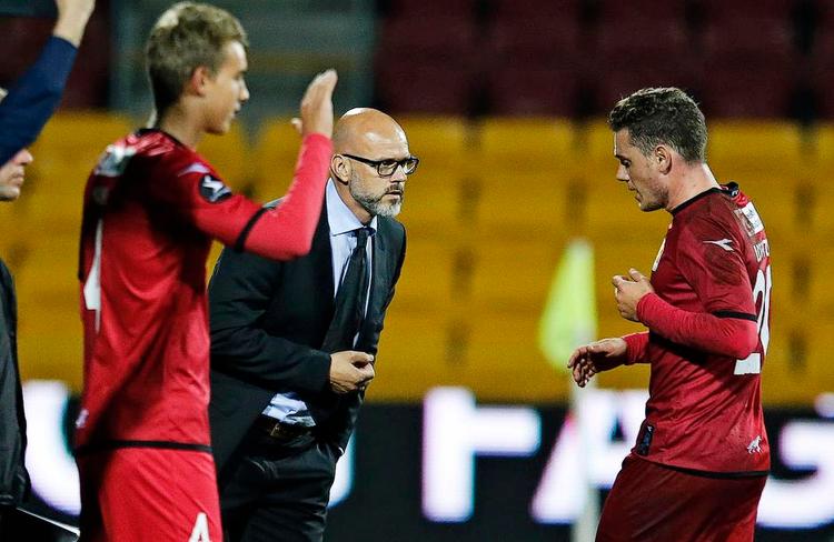 TILPASNING. Træner Ólafur Kristjánsson (midt) er stadig ikke færdig med at rette spillestilen på det unge FC Nordsjælland-mandskab. 