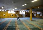 Moské. Det er her i moskéen på Dortheavej i Københavns nordvestkvater, at der vil blive afholdt en traditionel muslimsk ceremoni for Omar Abdel Hamid El-Hussein. Personen på billedet har intet med den konkrete sag at gøre. (arkivfoto) 
