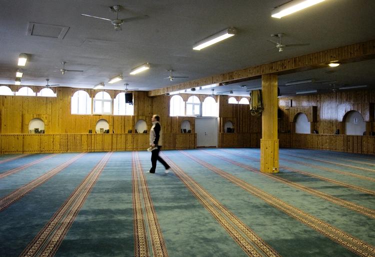 Moské. Det er her i moskéen på Dortheavej i Københavns nordvestkvater, at der vil blive afholdt en traditionel muslimsk ceremoni for Omar Abdel Hamid El-Hussein. Personen på billedet har intet med den konkrete sag at gøre. (arkivfoto) 